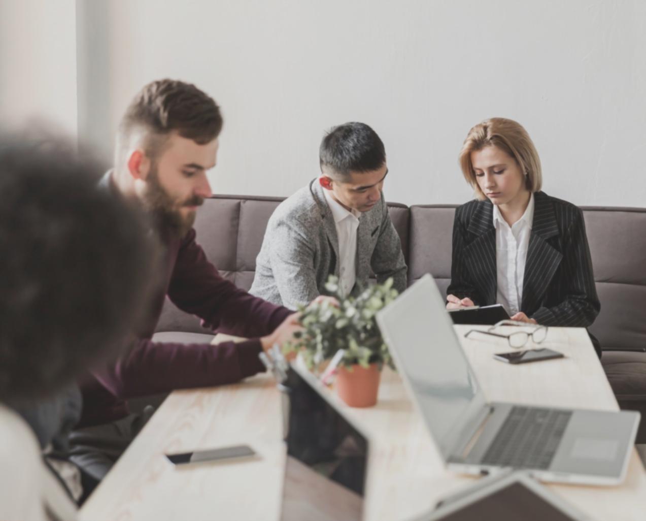 Suasana belajar investasi keluarga dengan pendekatan praktis dan realistis