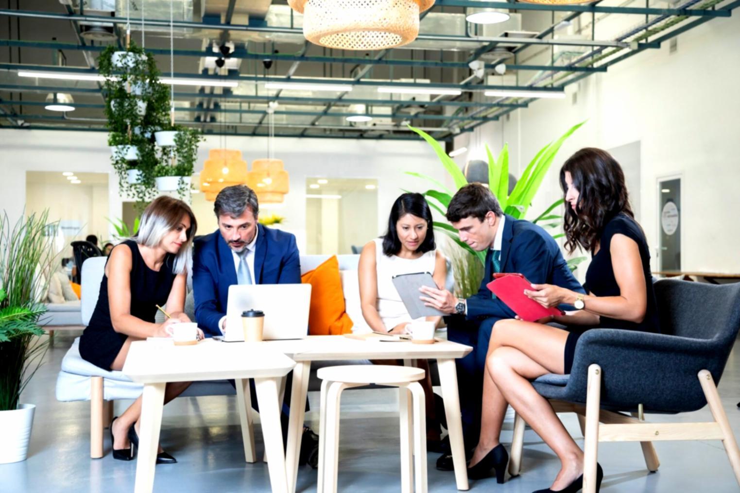 Presentasi materi webinar dengan data dan grafik yang mudah dipahami