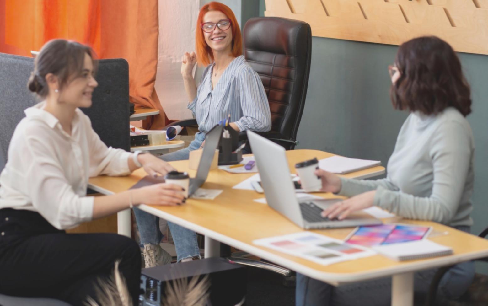 Keluarga merencanakan investasi bersama di meja ruang keluarga